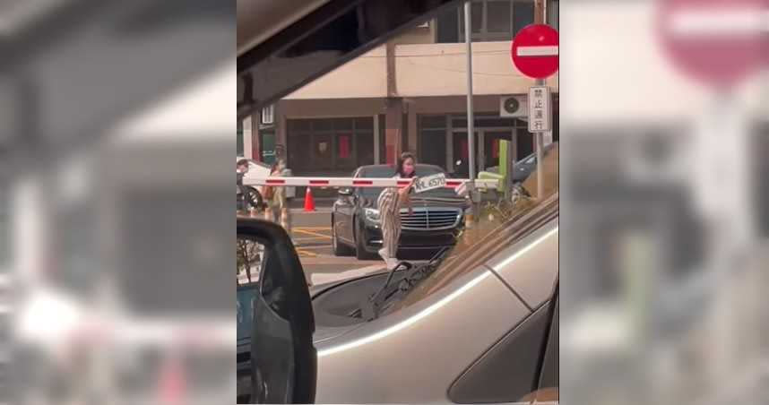 女子拆下車牌放在感應器前比，想入場停車。（圖／翻攝自「爆廢1公社」臉書）