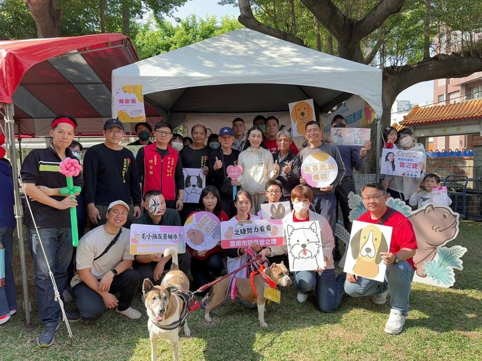 台南市流浪動物愛護協會聯合台南市議員曾之婕服務處等團體，舉辦「浪」幸福攏總來，和浪浪一起好過年活動，現場只要為犬貓施打狂犬病疫苗就送電扇，還有為即將到來的春節安排市集活動，供民眾採買挑寶，讓大家喜氣洋洋滿載而歸。   圖：曾之婕服務處提供