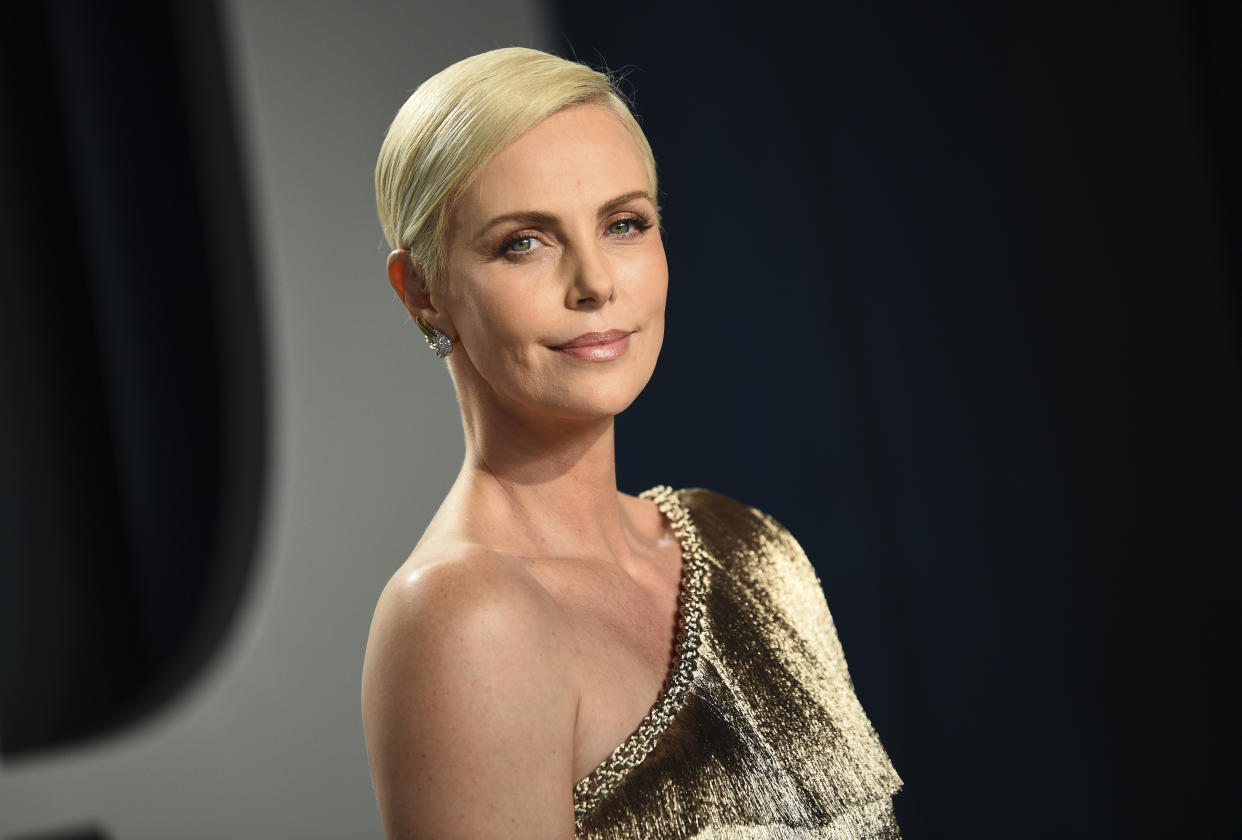 En esta foto del 9 de febrero de 2020, la actriz Charlize Theron en la fiesta del Oscar de Vanity Fair en Beverly Hills, California. Theron y su fundación se comprometieron a donar un millón de dólares para los esfuerzos de ayuda por el coronavirus. La mitad se destinará a la lucha contra la violencia de género como resultado de la pandemia. (Foto por Evan Agostini/Invision/AP, Archivo)