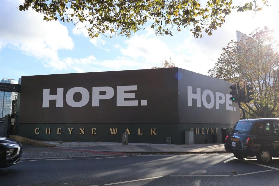 The Hope sign at Cheyne Walk (Houseboat resident)