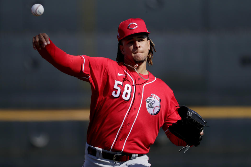 El abridor Luis Castillo de los Rojos de Cincinnati suelta el brazo durante un entrenamiento en Goodyear, Arizona, el sábado 15 de febrero de 2020. (AP Foto/Matt York)