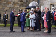 La reina Isabel II de Gran Bretaña es recibida a la "ceremonia de las llaves" en la explanada del Palacio de Holyroodhouse en Edimburgo, el lunes 27 de junio de 2022, como parte de su tradicional viaje a Escocia para la semana de Holyrood. (Jane Barlow/PA vía AP)