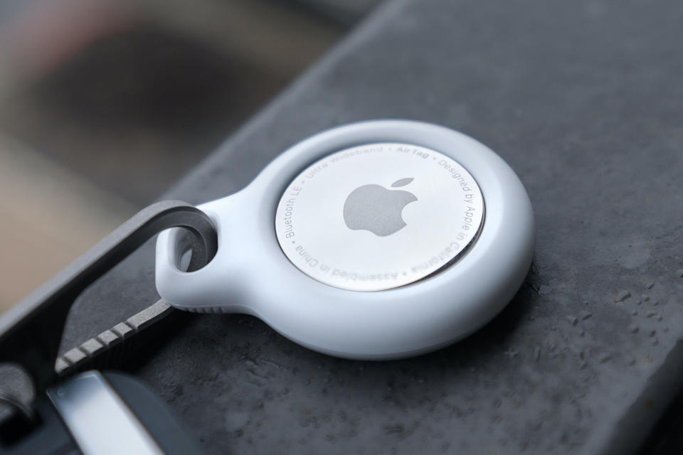 Sorti en 2021, l'Apple AirTag fait partie des meilleures ventes de la marque à la pomme (Photo : Daniel Romero/Unsplash)