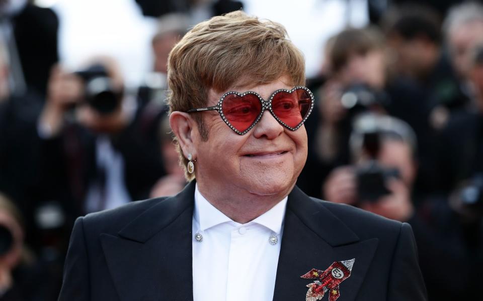 <p>Auch er hat sich seinen kuriosen Zweitnamen selbst gewählt: Sir Elton Hercules John. Der Geburtsname des Popstars war da schon deutlich unspektakulärer: Reginald Kenneth Dwight. (Bild: Vittorio Zunino Celotto/Getty Images for Paramount Pictures)</p>