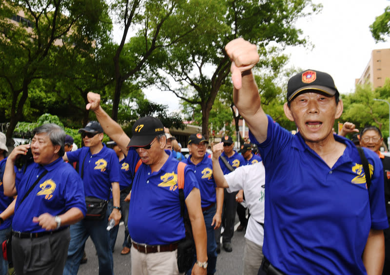 反軍改團體「八百壯士」成員以口號、手勢表達反軍改立場與訴求。圖／中央社