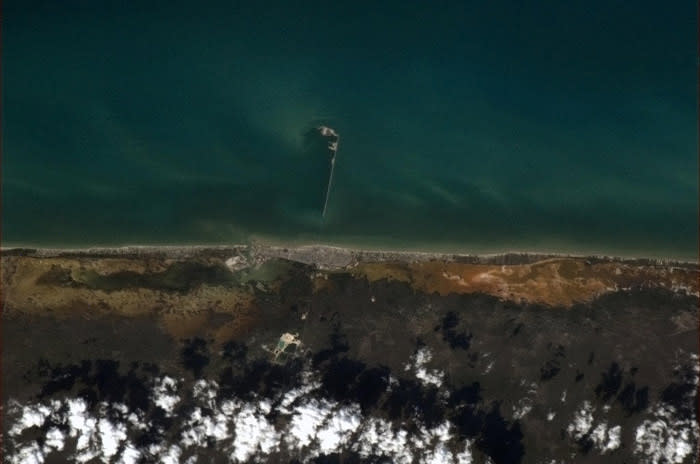 Foto tomada del Twitter de @Cmdr_Hadfield: Un largo muelle y toda la playa en Yucatán, México. La ciudad costera de Progreso, al norte de Mérida.