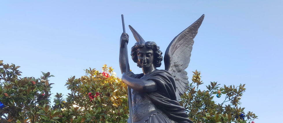 La statue de saint Michel, protecteur de la France, va devoir être retirée d'une place aux Sables-d'Olonne.  - Credit:Alexandre Hodicq / MAXPPP / PHOTOPQR/OUEST FRANCE/MAXPPP