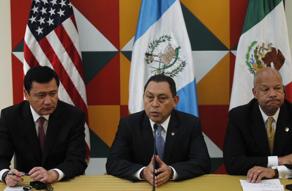 El secretario de Seguridad Nacional de EEUU (der.) dialogó con sus contrapartes de México y Guatemala sobre inmigración. (Reuters)