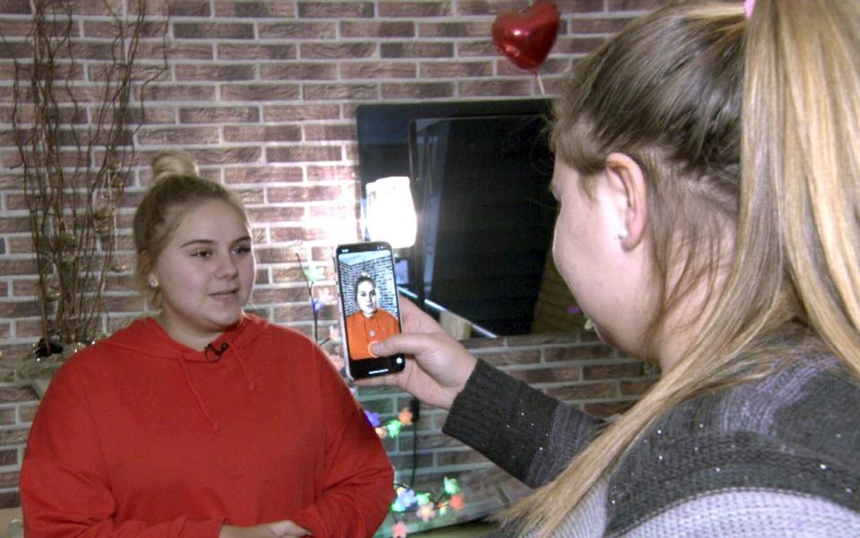 Aufregende News: Estefania kündigt ihr Wohnzimmer-Konzert an.  (Bild: RTLZWEI)