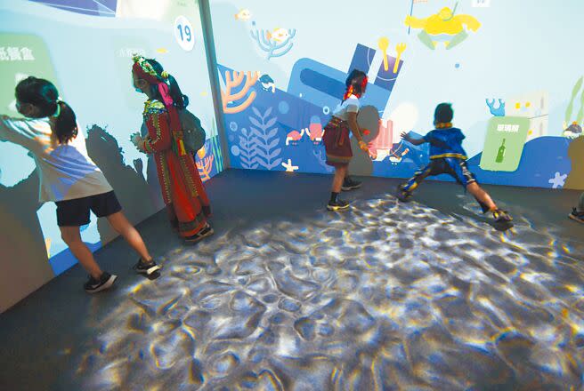 台東縣環保局「永續方舟館」開幕，透過數位互動遊戲，小朋友在嬉鬧中認識海廢。（莊哲權攝）