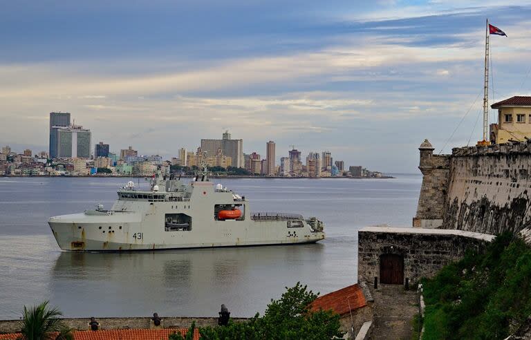 El HMCS Margaret Brooke, de Canadá, el llegar al puerto de La Habana. (ADALBERTO ROQUE / AFP)