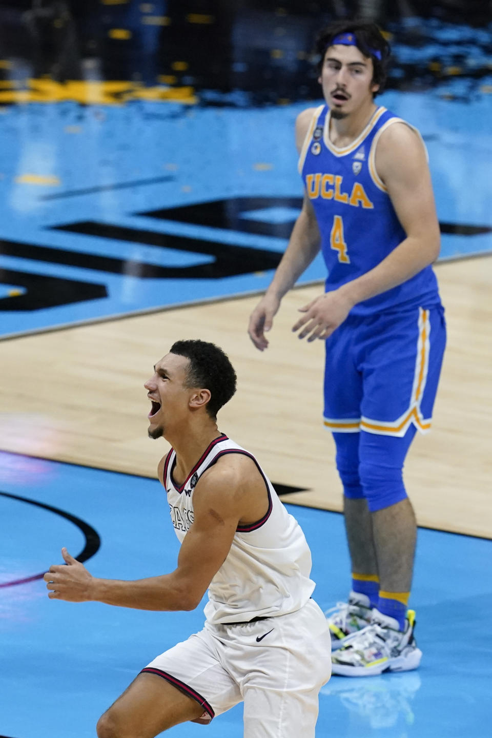 Jalen Suggs, base de Gonzaga, festeja tras lograr el enceste de la victoria frente al mexicano Jaime Jáquez, de UCLA, el sábado 3 de abril de 2021, en Indianápolis AP Foto/Darron Cummings)