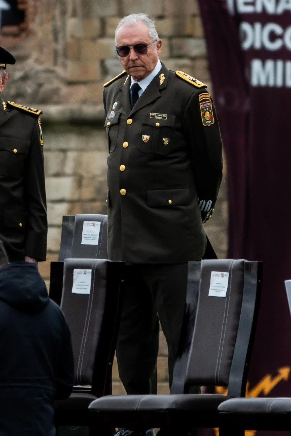 PEROTE, VERACRUZ, 11OCTUBRE2023.- El ex secretario de la Defensa Nacional, Salvador Cienfuegos Zepeda, acudió como invitado a la ceremonia alusiva al Bicentenario de la Creación del Heroico Colegio Militar en la nombrada Fortaleza de San Carlos, donde posteriormente fue reconocido por su trayectoria militar. FOTO: GALO CAÑAS/CUARTOSCURO.COM