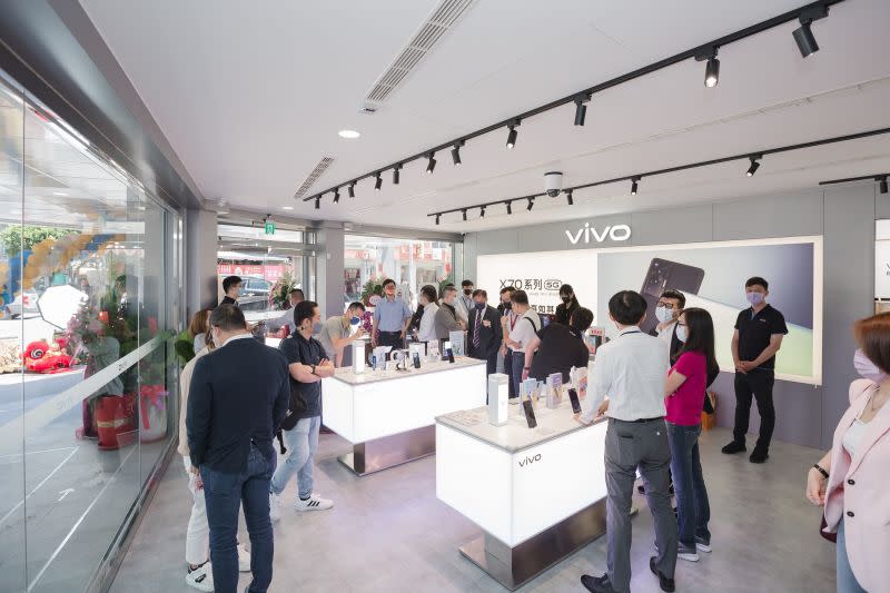 ▲為了慶祝vivo台南府前路體驗店開幕，4/30(六)推出1.2折vivo原廠33W閃充充電器，特價後只要99元，5/1(日)vivo TWS2 ANC真無線藍牙降噪耳機1.7折，特價只要490元。(圖／廠商提供)