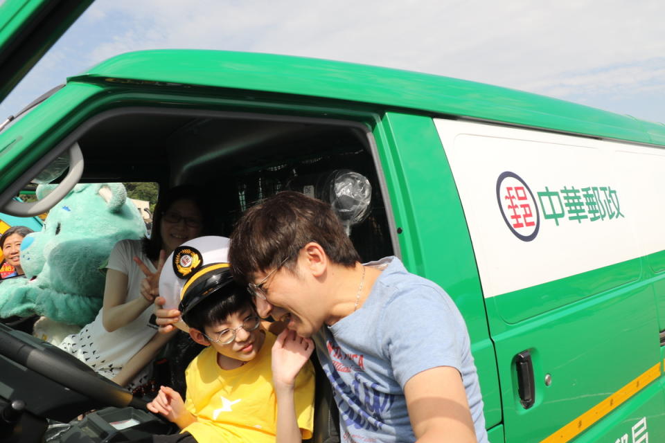 小樂在父親的依偎下 坐上郵務車。   圖：新北市社會局提供