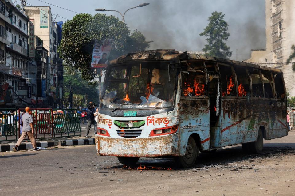 示威者焚燒一輛公車。路透社