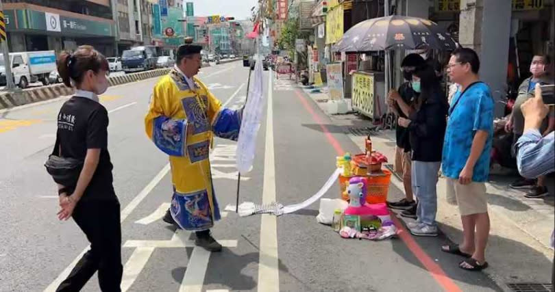 台南3歲女童走斑馬線遭撞身亡，家屬今天下午重回現場招魂。（圖／翻攝照片）