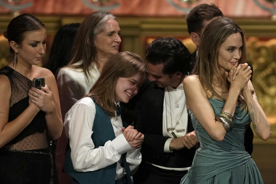 Vivienne Jolie-Pitt, de izquierda a derecha, Justin Levine, Angelina Jolie, y miembros de la compañía de "The Outsiders" en la 77a entrega de los Premios Tony el domingo 16 de junio de 2024, en Nueva York. (Foto Charles Sykes/Invision/AP)