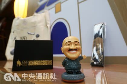 圖為已下架的紀念公仔商品。(中央社)