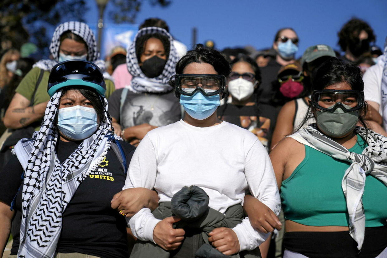 Des manifestants sur le campus de l'Université de Californie, à Los Angeles, après des affrontements entre groupes pro-israéliens et pro-palestiniens, en mai 2024.  - Credit:Jae C. Hong/AP/SIPA