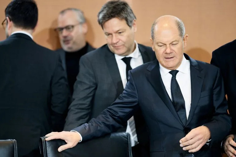 El canciller alemán Olaf Scholz (d) y el vicecanciller Robert Habeck (c) en Berlín el 25 de enero de 2023. (AP foto/Markus Schreiber)