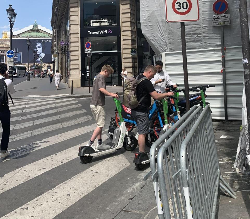 巴黎遊客或居民可下載滑板車的手機軟體，租用自己喜好的滑板車暢遊巴黎。圖：趙偉婷攝。