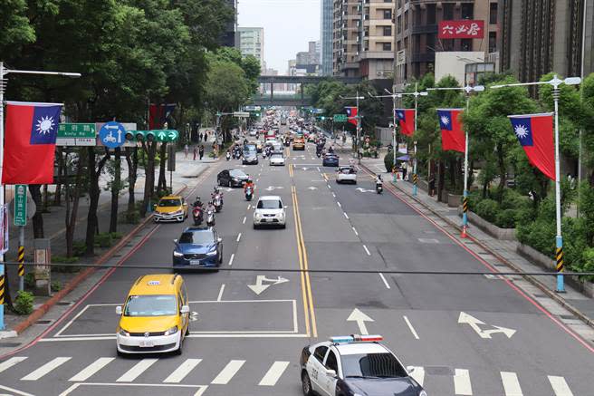 新北市府陸續於市區重要道路懸掛國旗，讓民眾感受國慶的歡騰氛圍。（民政局提供）