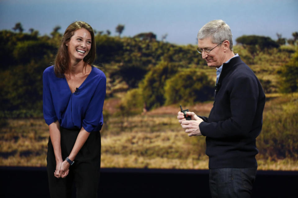 Seit 2014 ist Christy Turlington Testimonial für die Apple Watch und gehörte zu den ersten Testern der smarten Uhr. Hier ist das Model mit Apple-Chef Tim Cook bei einer Präsentation in San Francisco im Jahr 2015 zu sehen. (Bild-Copyright: Getty Images/Stephen Lam)