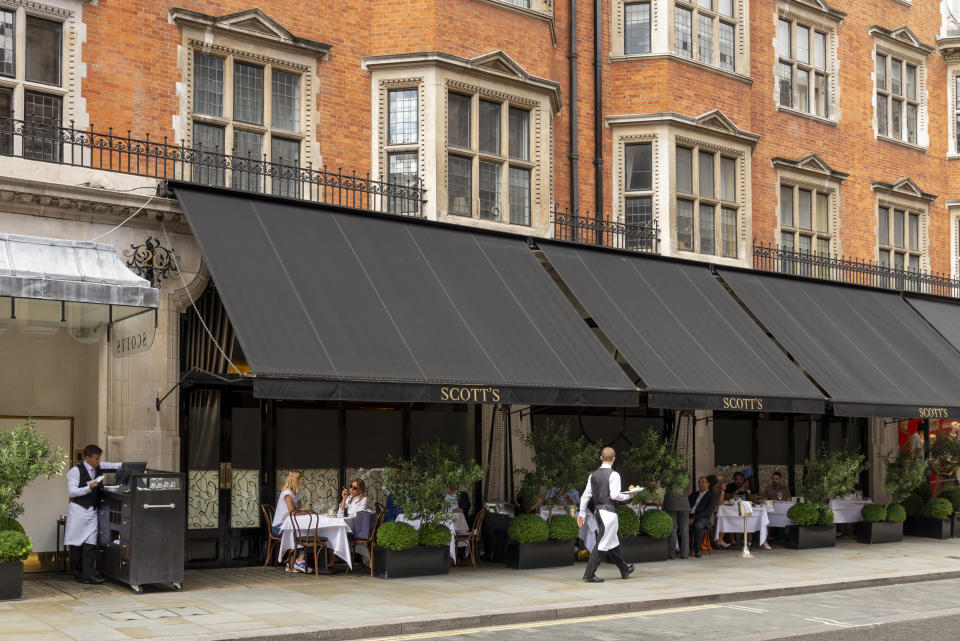 Scott's restaurant, Mount Street, Mayfair, London, England, UK. (Photo by: Alex Segre/UCG/Universal Images Group via Getty Images)