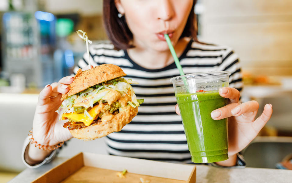 Las hamburguesas veganas se han puesto de moda y las cadenas de comida rápida han tenido que incluirlas en su menú para no perder ni clientes ni negocio. Foto: Getty Images. 