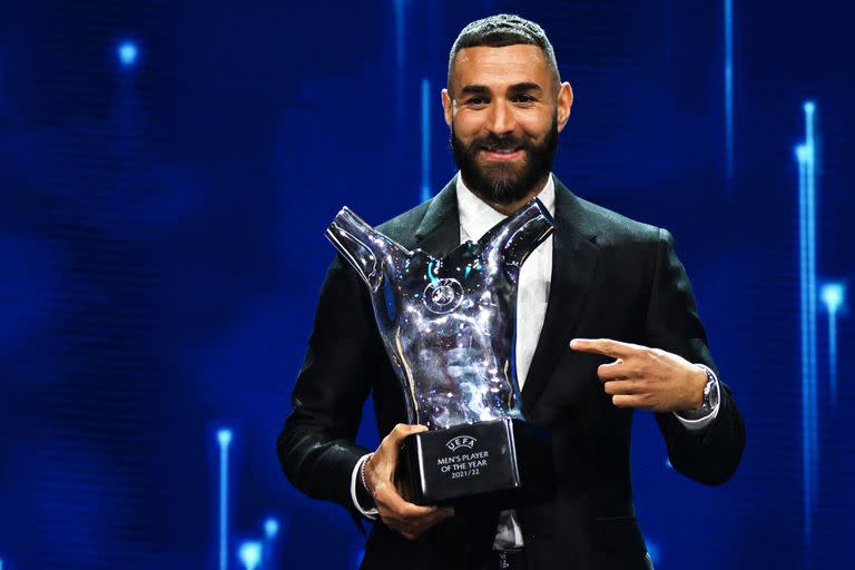 El delantero francés de Real Madrid, Karim Benzema, se vistió de gala y recibió su premio como el mejor de la temporada