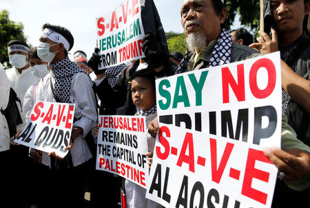 Muslim groups protest to condemn Washington's decision to recognize Jerusalem as Israel's capital outside the U.S. embassy in Jakarta, Indonesia December 8, 2017. REUTERS/Darren Whiteside