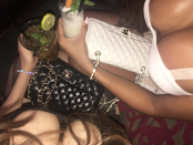 Sexy y atrevida. Junto con su amiga, Olatz Bilbao, se divirtieron en el bar Living Room, desde donde infartaron con sus imponentes escotes. Por supuesto, ambas lucieron sus carteritas de la lujosa firma francesa, Chanel.