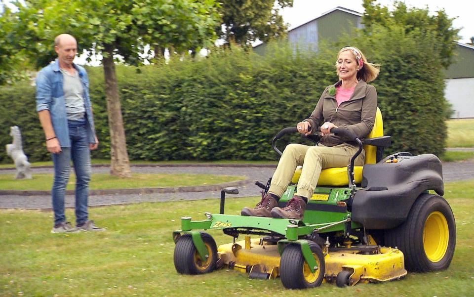 Hofdame Elke hat Spaß auf dem Aufsitzrasenmäher von Bauer Hans. (Bild: RTL)