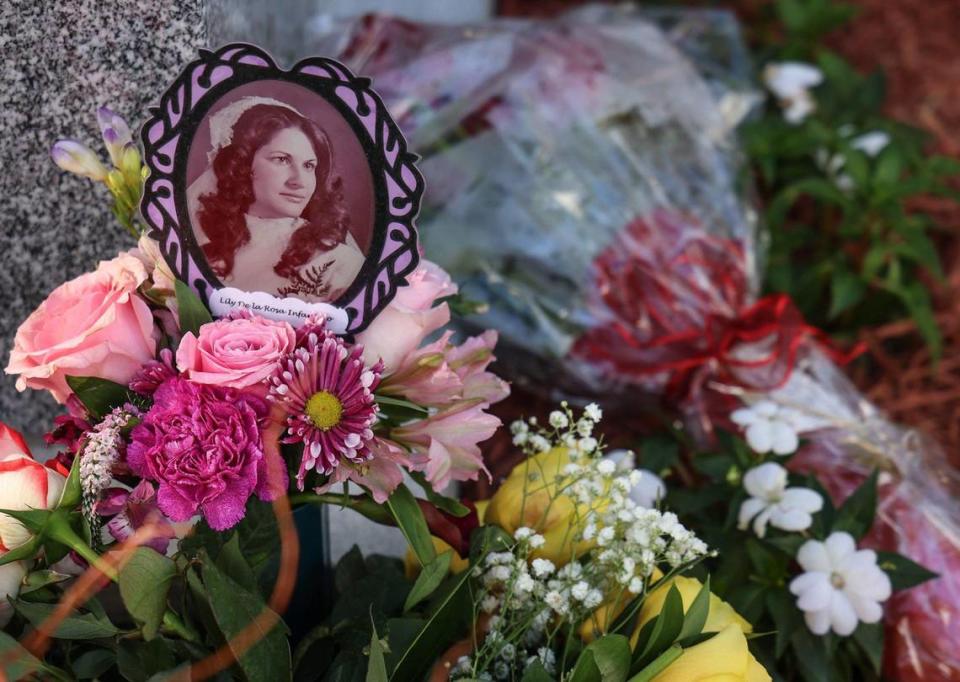 Flores y una foto de Fara Lily Infantino fueron colocadas en la base del nuevo monumento dedicado a los fallecidos del vuelo 401 de Eastern.