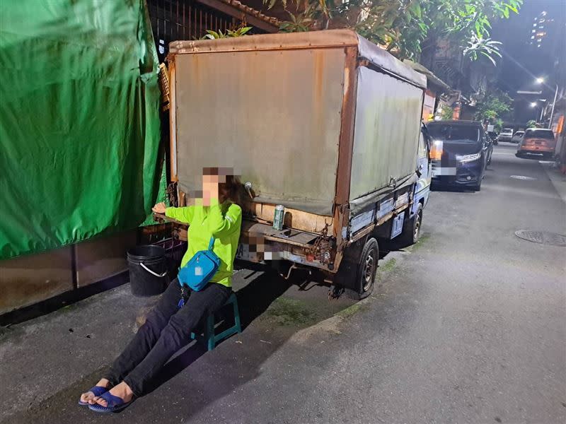 南港一輛廢棄車要被拖吊，女子激動稱是亡夫遺物。（圖／翻攝畫面）
