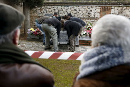 Ascension Mendieta (R), daughter of Timoteo Mendieta, who was shot in 1939, watches the start of the exhumation of her father's remains at Guadalajara's cemetery, Spain, January 19, 2016. REUTERS/Juan Medina