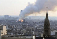 Imagen de la Catedral de Notre Dame de París durante el incendio el lunes 15 de abril del 2019. (AP Photo)