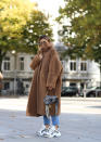 <p>Teddy-Coats hielten uns schon letzten Winter warm und haben seither nicht an Beliebtheit verloren. Influencerin Aylin Koenig trägt ein XXL-Modell von Max Mara, dazu eine Christian Dior Saddle Bag und Louis Vuitton Archlight Sneakers. (Bild: Jeremy Moeller/Getty Images) </p>