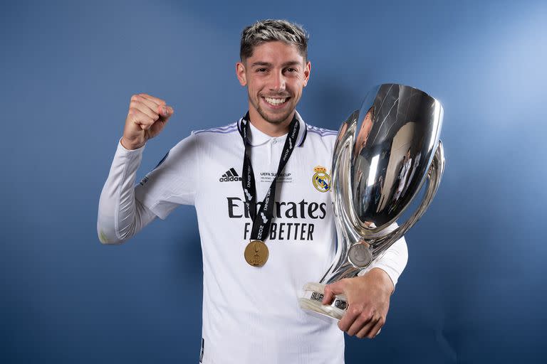 Federico Valverde posa con la Supercopa UEFA; el uruguayo se afianzó como una de las figuras de Real Madrid