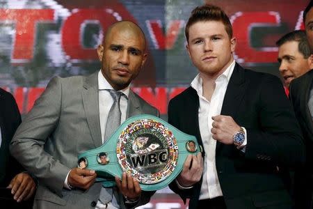 Boxers Miguel Cotto of Puerto Rico (L) and Saul &quot;Canelo&quot; Alvarez of Mexico pose at a news conference in Mexico City, August 25, 2015. REUTERS/Edgard Garrido