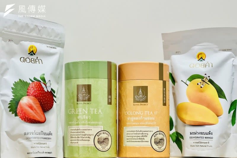 <cite>泰國王室金山（Doi Kham）食品公司所產果乾，以及皇家計畫基金會合作引進台灣茶葉品種在當地種植的茶葉。（簡恒宇攝）</cite>