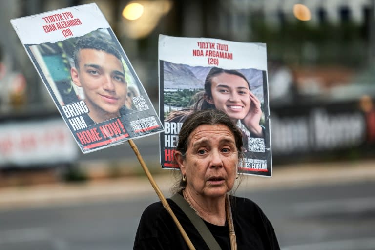 Una mujer muestra pancartas de Noa Argamani y otro rehén secuestrado por Hamás, en una imagen de abril de 2024 en Tel Aviv (AHMAD GHARABLI)