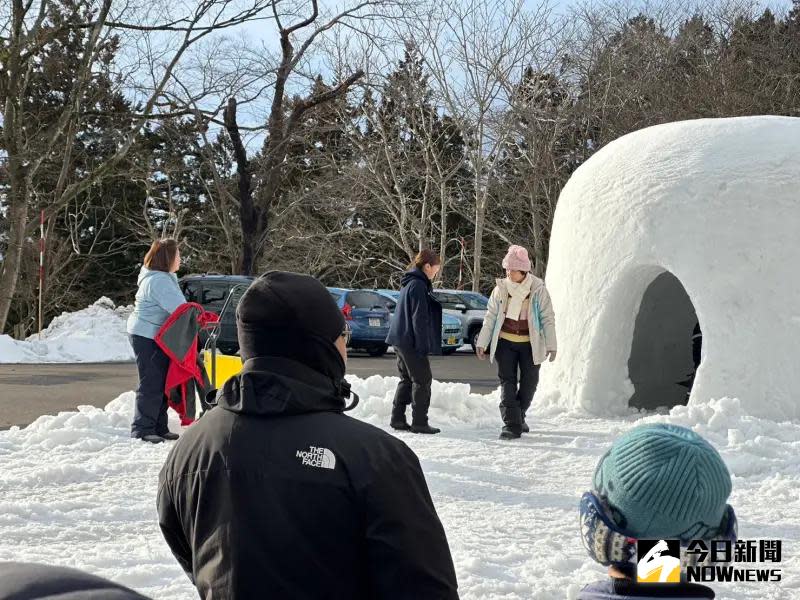 ▲鍾欣凌（左）一度脫去羽絨外套，邊喘邊鏟雪。（圖／記者詹鎰睿拍攝）