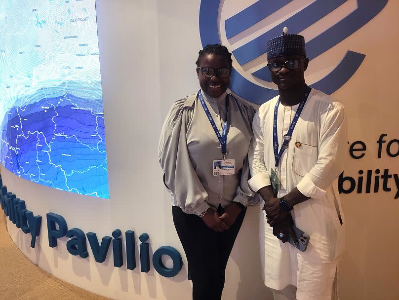 Los jóvenes delegados Harriette Okal, de Kenia, e Ibrahim Muhammad, de Nigeria, en el Pabellón de la Movilidad Mundial por el Clima, COP28.