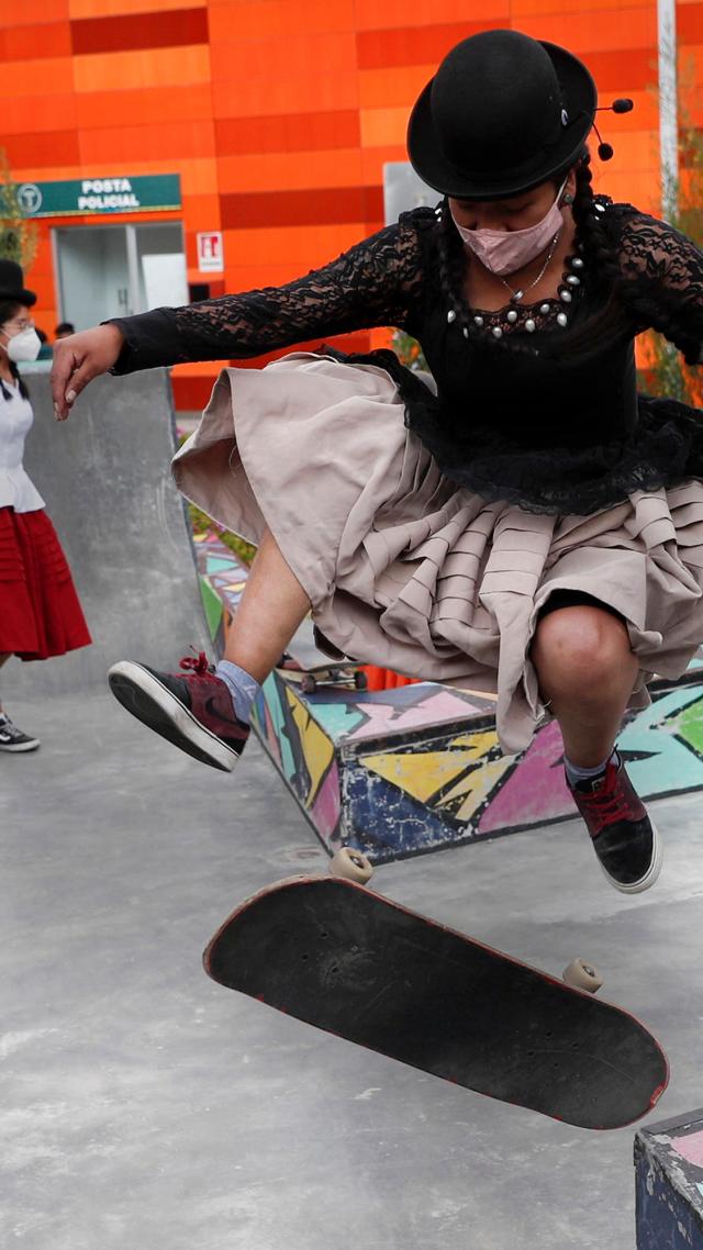 En fotos. Jóvenes bolivianas promueven el skate vestidas de cholas