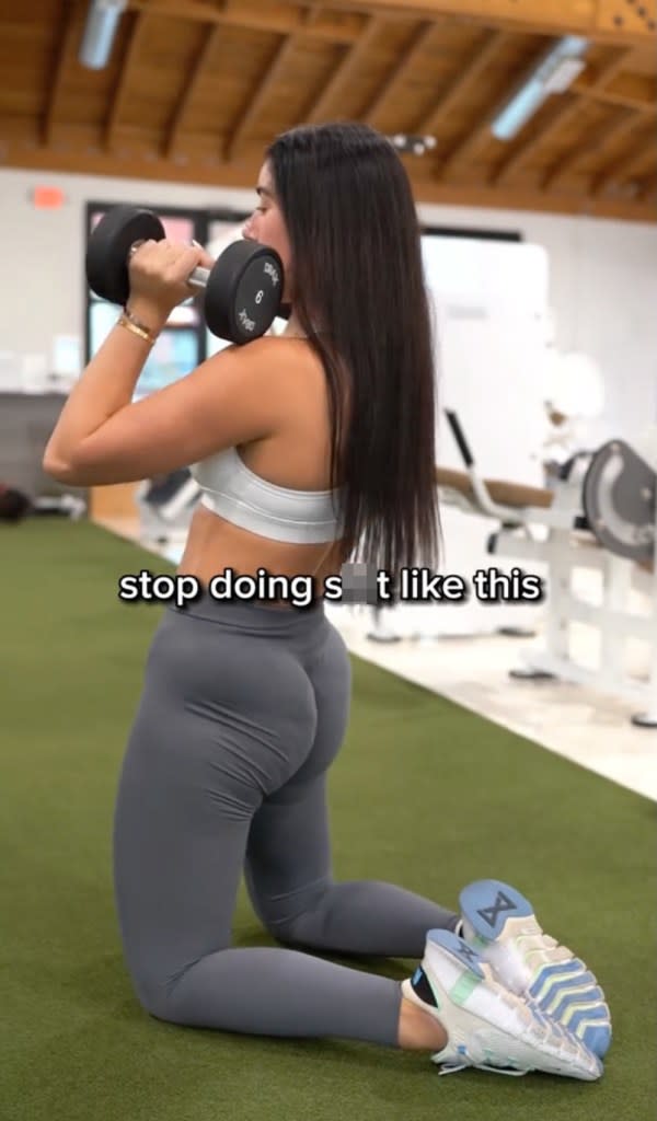 Katie Neeson, an online fitness coach who focuses on training women, posted a video on Instagram showing herself repeatedly sitting up on her knees. TikTok/@thefitmamalife