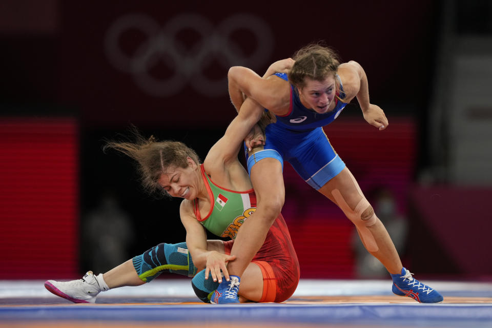 CHIBA, JAPAN - AUGUST 04: Valencia Escoto Alma Jane of Mexico competes against Valeria Koblova of Team ROC during the Women's Freestyle 57kg Quarter Final on day twelve of the Tokyo 2020 Olympic Games at Makuhari Messe Hall on August 04, 2021 in Chiba, Japan. (Photo by Fred Lee/Getty Images)