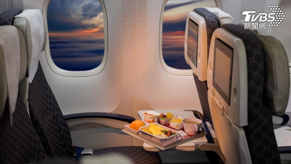 達美航空驚傳數十名乘客吃下「變質飛機餐」後身體不適，最終轉降在紐約機場。（示意圖／達志影像shutterstock）
