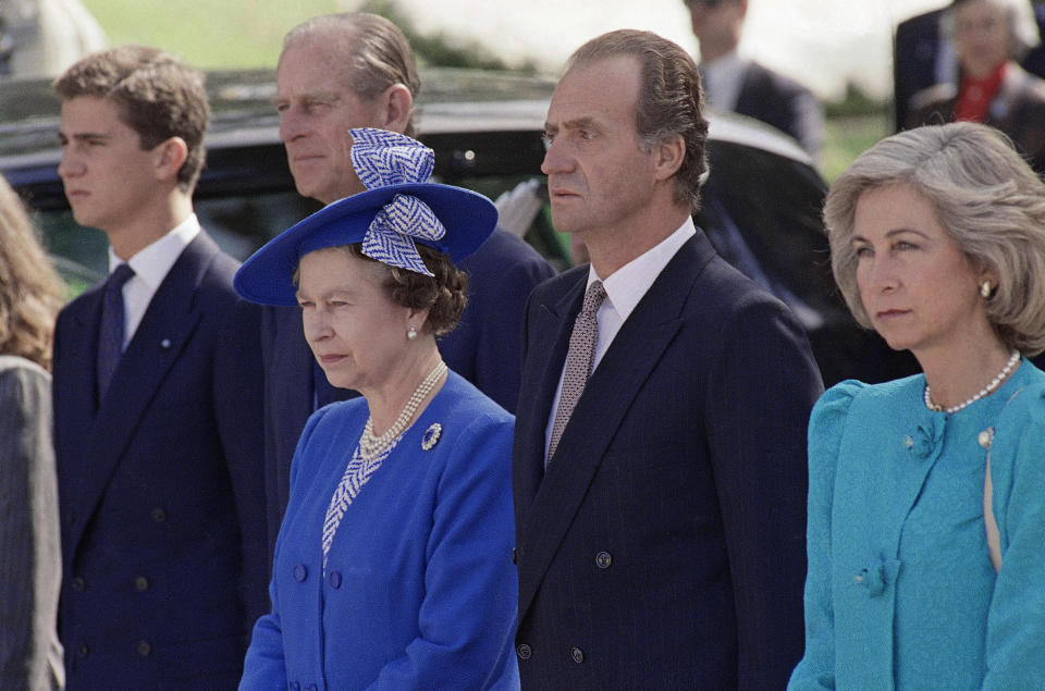 Don Juan Carlos y doña Sofía les acompañaron hasta Barajas en su despedida. (Foto: AP Photo/Fernando Ricardo)